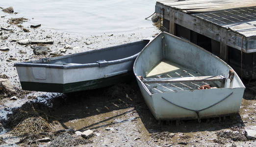 在缅因州的低潮中, 两排船被卡在泥上