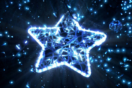 夜晚的圣诞树上明亮美丽的闪亮的星星照片