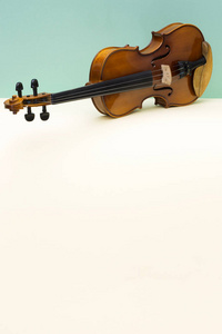 彩色背景的乐器小提琴