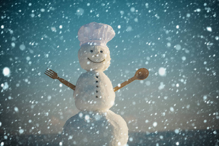 雪人厨师在冬天用厨房匙子