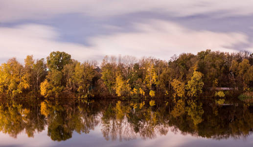 河上的秋天景观