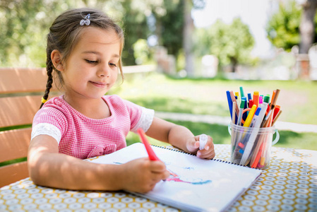 画画小女孩大全图片