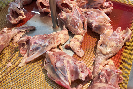 生鸡肋骨在容器出售照片