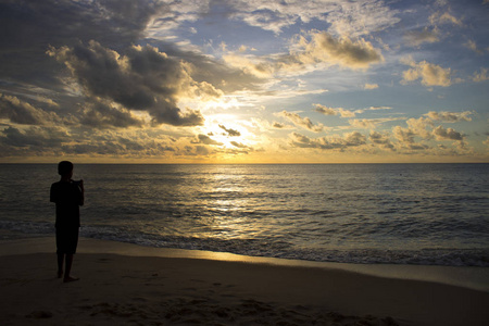 美丽的日落在印尼的Singkawang海滩亚洲海滩