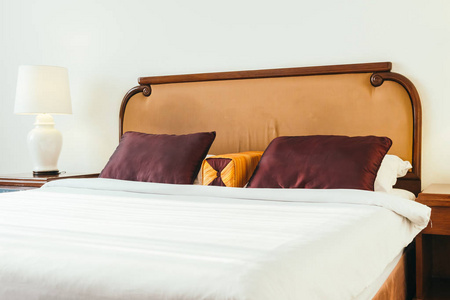 舒适的床枕装饰酒店客房内部