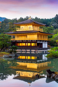 金色的亭子。日本京都金阁寺寺
