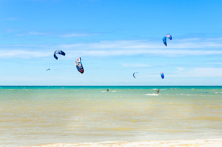 巴西坎布哥2017年7月9日全景，许多人在坎布哥海滩上做风筝冲浪