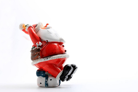 圣诞快乐圣诞老人玩偶与圣诞装饰盒隔离在白色背景与复制空间。