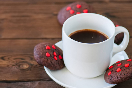 木制背景下的一杯黑咖啡和巧克力曲奇