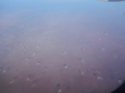 非洲沙漠与云从飞机