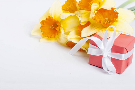 束水仙花和白色背景上的礼物