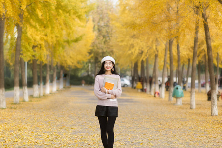 校园里的女孩图片