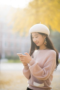 校园内手机女孩的使用图片