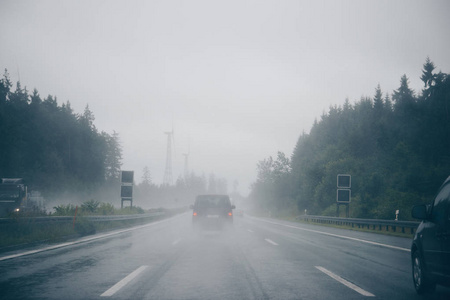 滑高速公路上的汽车