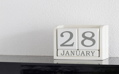 白色方块式日历当前日期28和月1月