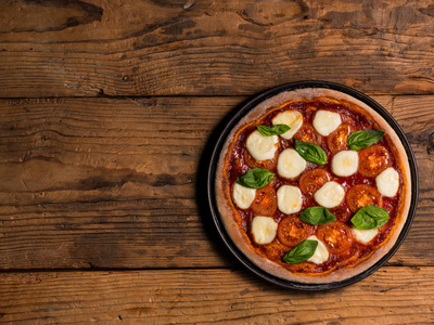 自制披萨与罗勒西红柿和莫扎雷拉顶部视图与复制空间