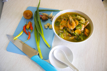 虾汤加新鲜蔬菜印尼食物亚洲食物