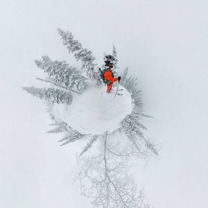 男子滑雪 freerider 站在顶端的脊，冒险冬季随心所欲极限运动