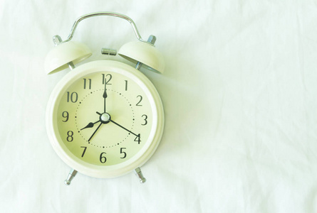 向量例证双人间男子关闭卧室闹钟显示8点钟的时钟威尼斯的街道大笨钟