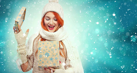购物妇女藏品礼物箱子在冬天背景与雪在黑色星期五, 圣诞节和新年假日。具有复制空间的销售海报