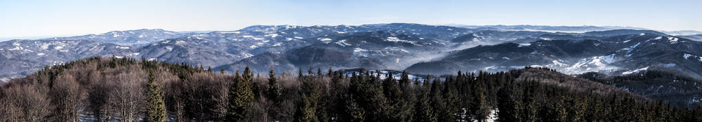 冬天山全景从 Velka Cantoryje 山在住宿 Beskids 山在捷克波兰人边界