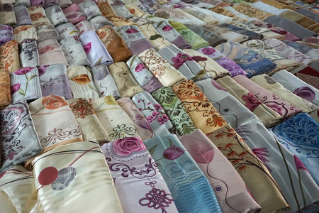 安排彩色的面料股票图片