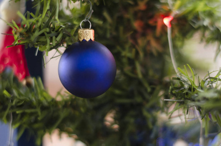 挂在圣诞树上的蓝色圣诞装饰品。 圣诞树和装饰品
