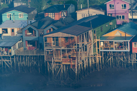 Palafito 的房子在湖, Chiloe, 智利