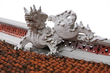 越南河内一座佛寺瓦屋顶上雕刻的古代龙族守护
