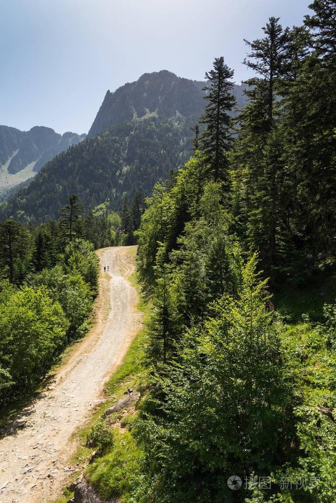 比利牛斯山脉一条美丽的山路