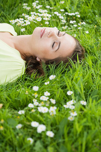 睡在草地上的年轻美丽的白种人女人