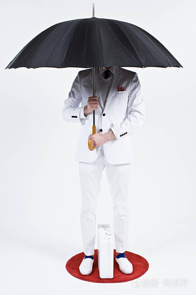 一个拿着雨伞的商人