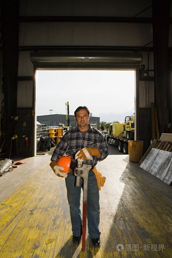 站在仓库里的工人