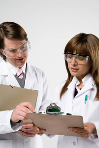 实验室外套和护目镜的科学家一起工作