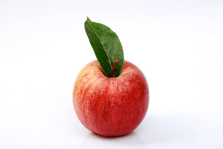 在白色背景上的美味红苹果
