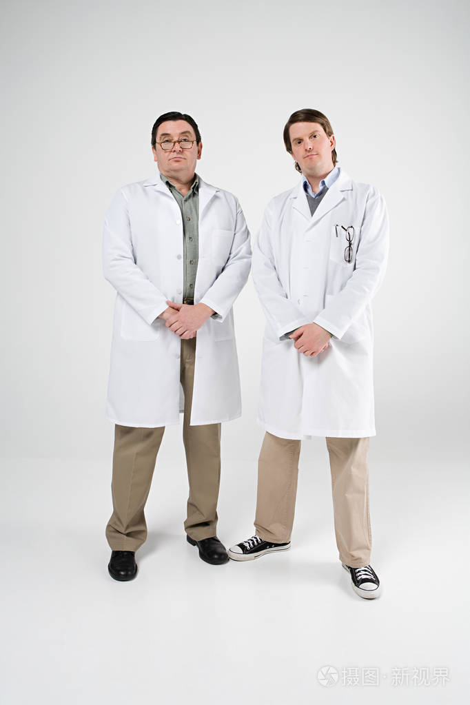 穿着实验室外套看相机的科学家