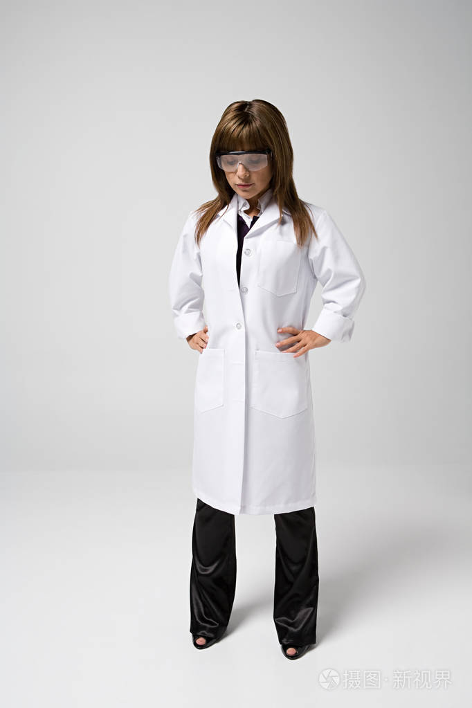 穿着实验室外套的科学家低头看着