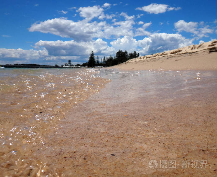 澳大利亚新南威尔士州中部海岸入口的海滨场景.