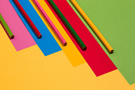 彩色铅笔和彩色纸