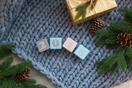 木质立方体2018在一个蓝色格子大。新年和圣诞节概念