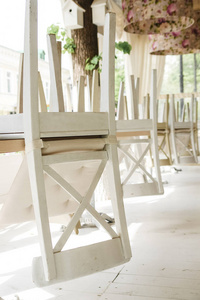 桌子上的白色椅子倒在街道咖啡馆的夏日露台