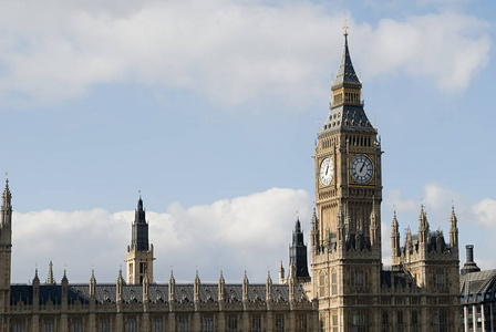 大本钟和议会大厦，背景是伦敦，英国