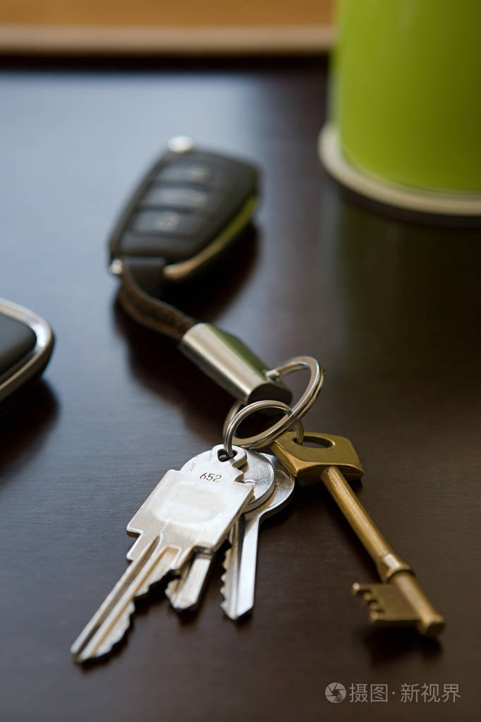 背景模糊的木桌上一堆钥匙的特写镜头