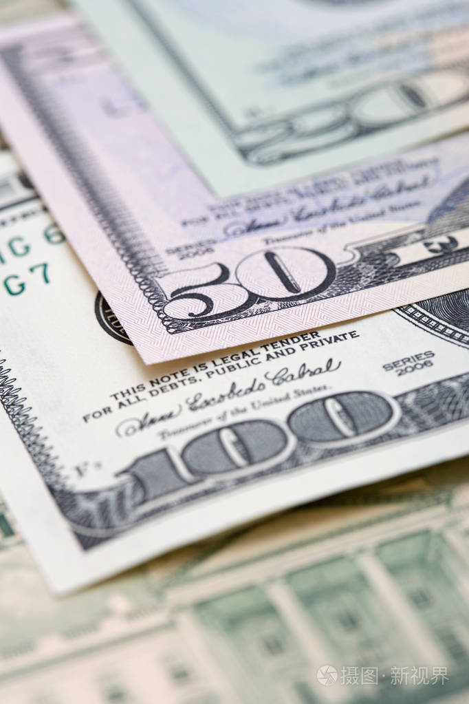 近距离观看模糊背景下的美元钞票