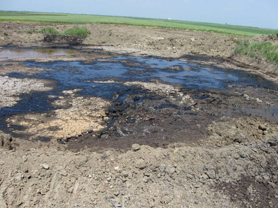 农村地区钻井后的泥浆和原油照片