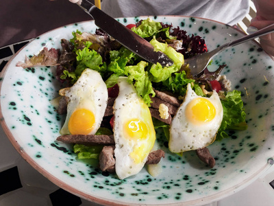 健康的食物。 盘子里放牛肉肉和鹌鹑蛋沙拉