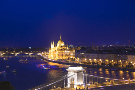 匈牙利议会的美丽景色和匈牙利夜在布达佩斯全景中横跨多瑙河的szechenyi链桥