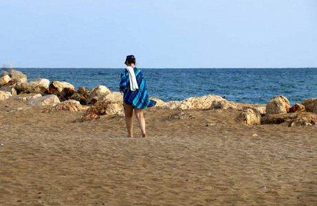 人们在以色列的地中海沿岸休息