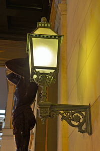 一盏电灯在晚上照亮街道
