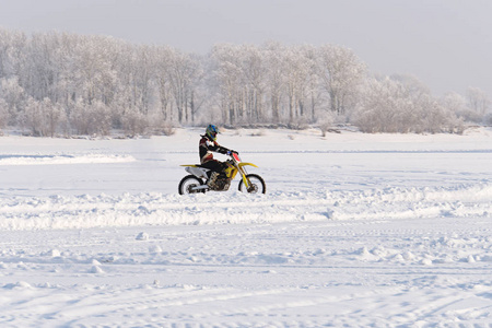 摩托车在冬天